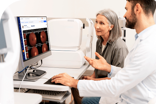 Médico oftalmologista mostrando exame a paciente